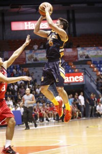 JRU's Paolo Pontejos scores a much needed basket for the Bombers. PHOTO BY OSWALD LAVINA