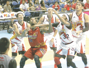 ONE AGAINST FOUR  Rain or Shine Elasto Painters’ Wendell Mckines clashes against four San Miguel Beermen during a rebound in Game Three of the semifinals of the PBA Governor’s Cup at the Smart Araneta Coliseum in Quezon City on Monday. PHOTO BY MIGUEL DE GUZ