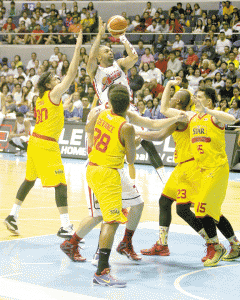 MAD SCRAMBLE Alaska Aces’ Romeo Travis shoots the ball as he was surrounded by Purefoods Star Hotshots players during Game Three of the semifinals game of the PBA Governor’s Cup at the Smart Araneta Coliseum in Quezon City on Sunday.  PHOTO BY MIGUEL DE GUZMAN