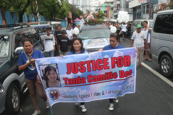 Mourners demand justice for Tania Camille Dee on Sunday in a funeral march in Tondo, Manila, for the bank teller who was murdered in Balibago in Angeles City, Pampanga, last week. Reports said police have listed Dee’s husband as a suspect in his wife’s killing. PHOTO BY RENE H. DILAN