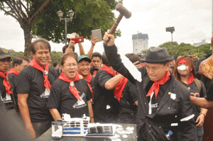 WRECKING CREW  Members of the Order of the Knights of Rizal watch as their leader uses a mallet to smash a scale model of the infamous Torre de Manila which they want demolished for ruining the view of the Rizal Monument at the Luneta. They earlier retraced the national hero’s final footsteps before his execution in 1896. The group also marked the 123rd anniversary of Rizal’s arrival in Dapitan where he was exiled. PHOTO BY BONG RANES