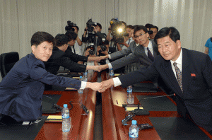 KOREAN SECURITY MEET SET  South Korea’s chief delegate Lee Sang-Min (L), a senior Unification Ministry official, shakes hands with his North Korean counterpart Pak Chol-Su (R) during their meeting at the Kaesong Industrial District Management Committee in Kaesong on July 16. South Korea has invited the North’s Vice Defense Minister to attend an international security conference in Seoul in September. AFP PHOTO 