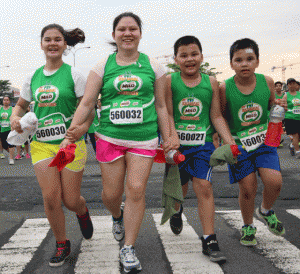 FAMILY AFFAIR  A mother (2nd-left) along with her twin boy (right) and daughter (left) join the Manila Qualifying leg of the 39th National MILO Marathon on Sunday held at SM Mall of Asia Grounds in Pasay City. Photo by RUY L. MARTINEZ   