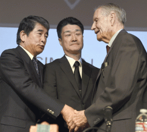 UNPRECEDENTED APOLOGY  American World War II prisoner of war (POW) James Murphy (R) shakes hand with Hikaru Kimura (C), Mitsubishi Materials Corp. senior executive, and Yukio Okamoto, Mitsubishi Materials Corporation outside board member, Simon Wiesenthal Center’s Museum of Tolerance, in Los Angeles on July 19, 2015. Kimura and Okamoto apologized to Murphy and other allied POWs who were used as forced labor at Mitsubishi Materials’ predecessor company. AFP PHOTO