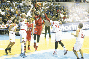 BLISTERING BLITZ Alaska Aces’ Romeo Travis attempts to shoot past the defense of Purefoods Star Hotshots’ during Game 2 of the semifinals of the PBA Governor’s Cup at the Smart Araneta Coliseum in Quezon City on Friday.  PHOTO BY MIGUEL DE GUZMAN