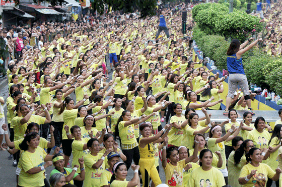 Thousands of health buffs join a Zumba class on the streets of Mandaluyong City, breaking the Guinness World Record set by Cebu City in 2014. Guinness counted 12,975 participants in the Mandaluyong event. PHOTO BY MIGUEL DE GUZMAN