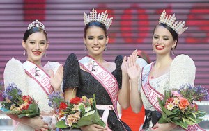 MUTYA WINNERS Leren Mae Bautista of Laguna (middle) was crowned Mutya ng Pilipinas-Asia Pacific International 2015 flanked by Mutya ng PilpinasOverseas Communities Nina Josie Robertson from Australia (left) and Mutya ng Pilipinas Tourism International Janela Joy Cuaton from Doha, Qatar. CONTRIBUTED PHOTO 