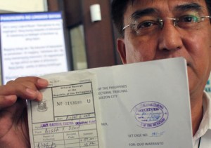 FIGHTING GOLIATH Rizalito David shows a copy of his petition stamped “Received” by the Senate Electoral Tribunal and the official receipt of the filing fee he paid on Thursday. PHOTO BY MIKE DE JUAN 