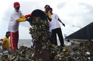 WAsTe eFFORT volunteers collect trash at Saturday’s Manila Bay clean up drive. PhOTO By RusseLL PALMA 