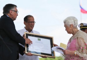 GREAT DEED President Benigno Aquino 3rd (center) and Israeli Ambassador to Manila Effie Ben Matityau present the Raoul Wallenberg Award to Zenaida Quezon-Avanceña, daughter of President Manuel L. Quezon in a ceremony marking the late president’s birth anniversary on Wednesday. MALACAÑANG PHOTO 