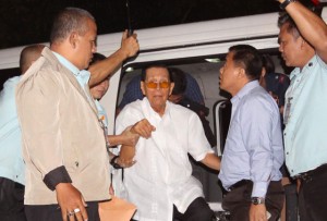 JOHNNy COME LATELY  Sen. Juan Ponce Enrile steps out of a police van that took him to the Sandiganbayan on Thursday. PHoto By Ruy l. Martinez 