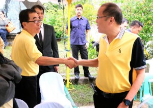 Dad’s friend  President Benigno Aquino 3rd meets Kiyoshi Wakamiya, the Japanese reporter who was with his father, Ninoy, on the plane going back to Manila (inset) before he was assassinated on August 21, 1983. Wakamiya attended the ceremony on Friday marking the 32nd death anniversary of former Sen. Benigno ‘Ninoy’ Aquino Jr. at the Manila Memorial Park in Parañaque City. MALACAñANG PHOTO