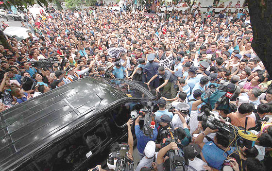 Members of the Iglesia Ni Cristo block what they thought was Justice Secretary Leila de Lima’s car as they staged a protest outside the Department of Justice compound in Manila. PHOTO BY RUY MARTINEZ 