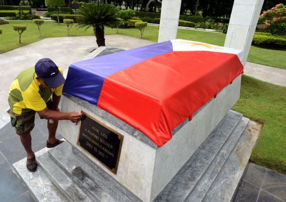 Honors for the unknown  Master Sergeant Luanito Pagaling spruces up the tomb of the unknown soldier at the Libingan ng mga bayani in Taguig City in preparation for the National Heroes Day on Monday. Photo by Russell Palma 