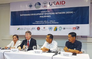 (From left) Solita collas-monsod, professor emeritus at the University of the philippines School of Economics; Dr. Jeffrey Sachs, director of the United Nations Sustainable Development Solutions Network (SDSN); philippine Socioeconomic planning Secretary Arsenio balisacan; and Edwin gariguez, executive secretary of the National Secretariat for Social Action, at the launch of the SDSN in the philippines