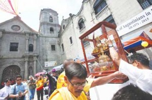 DEVOTION  The Santo Nino de Cebu was brought to the San Agustin church in Intramuros Manila and was met by members of the Cofradia del Sto. Niño de Cebu as they prepare for a procession on Friday. PHOTO BY RENE H. DILAN