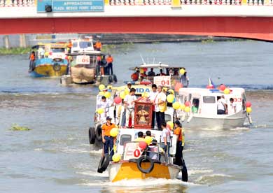 The image of Santo Niño de Cebu is transported from the city of Manila to Makati City during a fluvial procession along the Pasig river. The image is in Metro Manila for a five-day visit to mark the 450th anniversary of the discovery of the original icon. PHOTO BY RENE H. DILAN