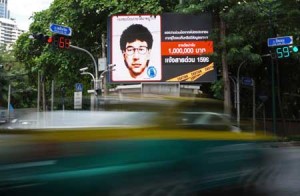 PUBLIC ENEMY NUMBER ONE  Vehicles pass by a digital billboard showing the sketch of a man suspected to be the Bangkok bomber in central Bangkok on August 22. The son of ousted Thai premier Thaksin Shinawatra has more than doubled the reward offered by police for the capture of those behind this week’s deadly Bangkok bomb blast by putting up nearly $200,000. AFP PHOTO