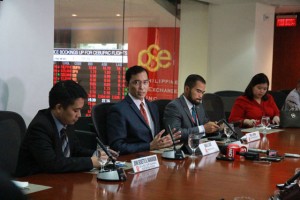  Philippine Stock Exchange President and CEO Hans Sicat (center), together with Chief Operating Officer Roel Refran (right) and Assistant Vice President and Head of Corporate Planning and Investor Relations Division John benette Mamañgun (left) discuss the market’s drop. PHOTO BY ABBY PALMONES 