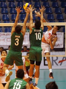 College of St. Benilde’s Johnvic De Guzman (10) and Ron Jordan (3) put up a tough defense to foil Emilio Aguinaldo’s power-hitting Howard Mojica during their Spikers’ Turf quarterfinal clash at The Arena on Monday. Benilde won, 25-22, 21-25, 16-25, 25-22, 15-13. CONTRIBUTED PHOTO