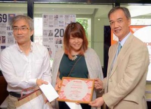 Akane Yasutake (center) received her award from Bobson Japan President Hiroshi Ozaki (left) and Japanese Embassy Culture Director Tatsuo Kitagawa (right