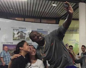 Andray Blatche takes pictures with Filipino fans. CONTRIBUTED PHOTO