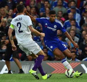 Chelsea’s English midfielder Ruben Loftus-Cheek (right) shoots around Fiorentina’s Argentinian defender Gonzalo (left) but misses the chance during the pre-season friendly International Champions Cup football match between Chelsea and Fiorentina at Stamford Bridge in London on Thursday. AFP PHOTO