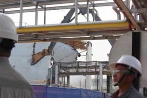 GOING, GOING, SOON GONE Workers watch as a crane dismantles a huge oil tank belonging to Shell Philippines. PHOTO BY RUY L. MARTINEZ