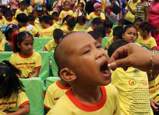 Hundreds of school children at the Municipality of Looc in Romblon province are given chewable albendazole tablets during mass deworming activity of the Department of Health MIMAROPA office in observation of National School Dworming Day dubbed as “Oplan Goodbye Bulate.