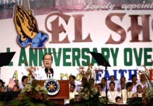 DUAL CELEBRATION  President Benigno Aquino 3rd delivers a speech during the 31st anniversary of El Shaddai, which coincided with the birthday of Bro. Mike Velarde, the group’s leader, in Parañaque City. MALACAÑANG PHOTO
