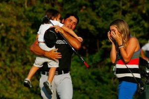  Jason Day  celebrates on the 18th green with his wife Ellie and son Dash after winning the 2015 PGA Championship with a score of 20-under par at Whistling Straits in Sheboygan, Wisconsin. AFP Photo