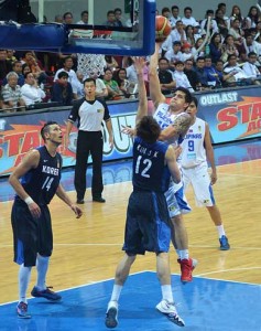 HE’S BACK  Gilas Pilipinas standout Marc Pingris drives against Korean Kim Joo-kyu during the 2013 FIBA Asia Championships held at the Mall of Asia Arena in Pasay City. PHOTO FROM GILAS PILIPINAS OFFICIAL WEBSITE