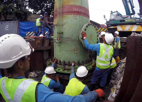 Workers install a line stopper on both ends of a main pipeline of Maynilad in preparation for the realignment of the seven-foot-tall primary water line along Juan Luna St. in Tondo, Manila. The water concessionaire will cut supply to 10 cities and several towns in the South zone beginning today until Thursday. PHOTO BY RUSSEL PALMA