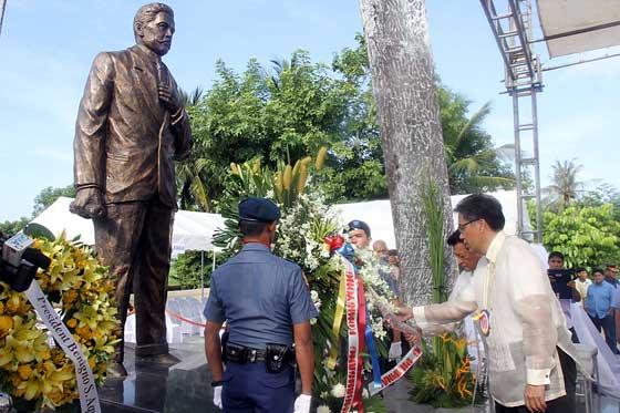 Interior Secretary Manuel Roxas 2nd lays a wreath at the memorial shrine of Marcelo H. Del Pilar in San Nicolas, Bulacan to commemorate the latter’s 165th birthday. Known to be the Father of Philippine Journalism, Del Pilar was the publisher of anti-Spanish propaganda paper La Solidaridad during the late 1800s and used the pen name Plaridel. PNA PHOTO