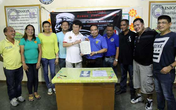 National Press Club (NPC) president Joel Egco (standing, 5th from right) and vice president Benny Antiporda present the manifesto signed by officers and members of the NPC calling for government to adopt and institute as a special holiday the National Press Freedom Day every 30th day of August to honor the Father of Philippine Journalism and national hero Marcelo H. Del Pilar. PNA PHOTO