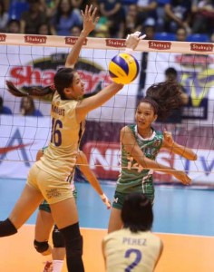 NU’s Dindin Santiago-Manabat goes one-on-one against La Salle-Dasma Iumi Yongco and easily scores a hit during their Shakey’s VLeague clash at The Arena. CONTRIBUTED PHOTO