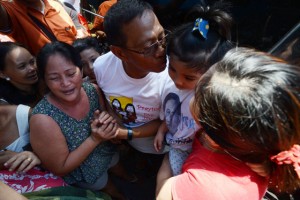 CROWD DRAWER Vice President Jejomar Binay buzzes a child during his visit to a community near the Ninoy Aquino International Airport in Pasay City.  PHOTO BY RUSSELL PALMA