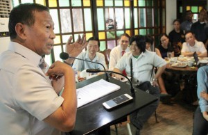 JOJO’S WAY Vice President Jejomar Binay fields questions at a media forum in Kamuning Bakery in Quezon City. PHOTO BY MIKE DE JUAN