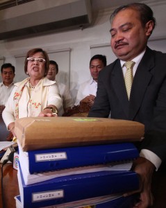  Justice Secretary Leila De Lima hands over voluminous documents to Prosecutor General Claro arellano. the documents will form part of the evidence against the dozens accused in the killing of 44 police commandos. Photo BY Ruy Martinezz