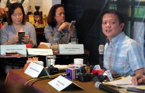 BURNING ISSUES Senator Francis Escudero talks about the disqualificaton case filed against Sen. Grace Poe and other political issues during the Pandesalan news forum at Kamuning Café in Quezon City on Tuesday. Escudero will be the running mate of Poe in the 2016 elections. PHOTO BY MIKE DE JUAN 