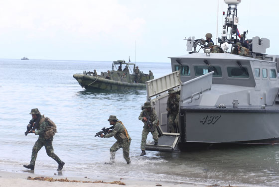  Navy commandos simulate a beach landing assault in exercises held at the Philippine Marine base in Ternate, Cavite. PHOTO BY RENE DILAN 