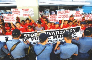 Protesting vendors. Photo by Rene H. Dilan