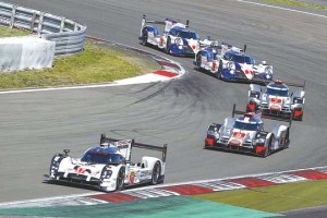 A Porsche 919 Hybrid leads the pack at the Nurburgring.