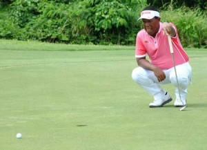 Tony Lascuña studies the line of his putt on No. 8. CONTRIBUTED PHOTO