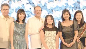 JESSE’S GIRLS President Benigno Aquino 3rd and then-Interior Secretary Manuel Roxas 2nd share the stage with Camarines Sur 3rd District Rep. Maria Leonor ‘Leni’ Robredo and daughters Patricia, Jillian Therese and Jessica Marie “Aika” in this June 2013 file photograph. MALACANANG PHOTO 