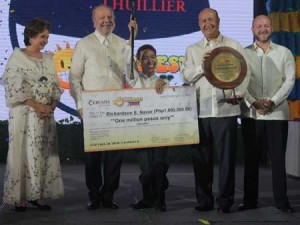 Richardson Navor (center) gratefully thank Cebuana Lhuillier executives, from left: Edna Lhuillier, Philippine Ambassador to Portugal Philippe Lhuillier, Cebuana Lhuillier president Jean Henri Lhuillier and Managing Director Philippe Andre Lhuillier