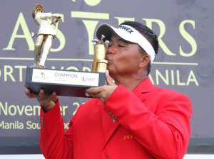 Mardan Mamat hoists his trophy after winning last year’s edition of Resorts World Manila Masters. CONTRIBUTED PHOTOS