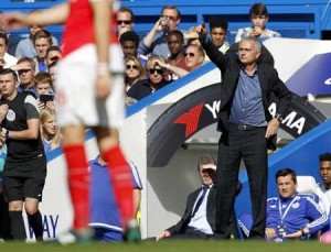 Chelsea’s Portuguese manager Jose Mourinho (right) gestures during the English Premier League football match between Chelsea and Arsenal at Stamford Bridge in London on Sunday. AFP PHOTO