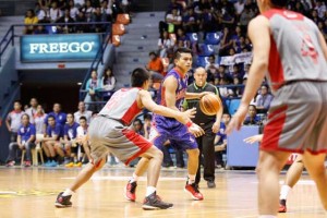 Arellano University ‘s Jiovani Jalalon sets the Chiefs’ play against the Lyceum of the Philippines University Pirates on Tuesday in the National Collegiate Athletic Association men’s basketball tournament at The Arena in San Juan City. PHOTO BY OSWALD LAVINA