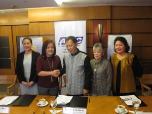 Present at the signing of the Memorandum of Agreement are (from left) ANC Chief Operating Officer Cilette Liboro-Co, ABS-CBN Corporation Head for Integrated News and Current Affairs Regina Reyes, NCCA Chairman Felipe de Leon, OIC Executive Director Adelina Suemith, and NCCA Policy Formulation and Programming division chief Marichu Tellano